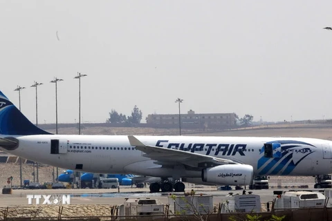 Máy bay của Hãng EgyptAir cất cánh tại sân bay Cairo ngày 29/3. (Nguồn: EPA/TTXVN)