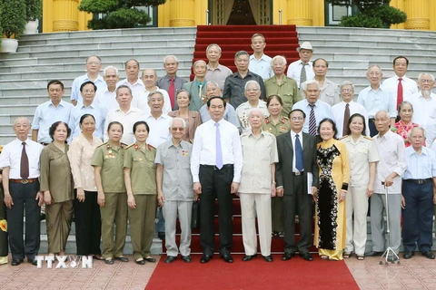 Chủ tịch nước Trần Đại Quang tiếp thân mật Đoàn đại biểu những người từng phục vụ và bảo vệ Bác Hồ. (Ảnh: Nhan Sáng/TTXVN)