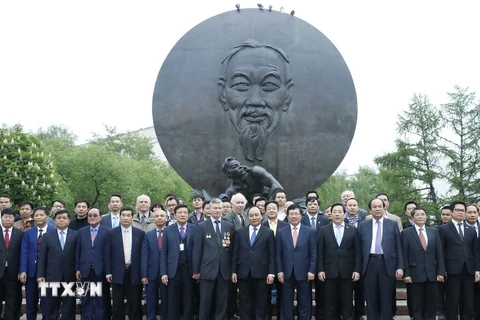 Thủ tướng Nguyễn Xuân Phúc với các đại biểu tại Tượng đài Chủ tịch Hồ Chí Minh. (Ảnh: Thống Nhất/TTXVN)