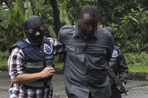 Cảnh sát Malaysia trong một cuộc trấn áp các đối tượng nghi ngờ là thành viên IS. (Nguồn: EPA)