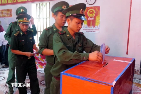 Cán bộ, chiến sĩ Đồn Biên phòng Văn Lý, tỉnh Nam Định bỏ phiếu bầu cử. (Ảnh: Văn Đạt/TTXVN)