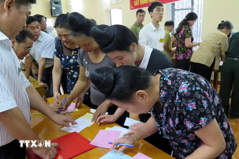 Cử tri bỏ phiếu bầu cử tại khu vực bầu cử số 2, phường Chiềng Lề, thành phố Sơn La, tỉnh Sơn La. (Ảnh: Điêu Chính Tới/TTXVN)