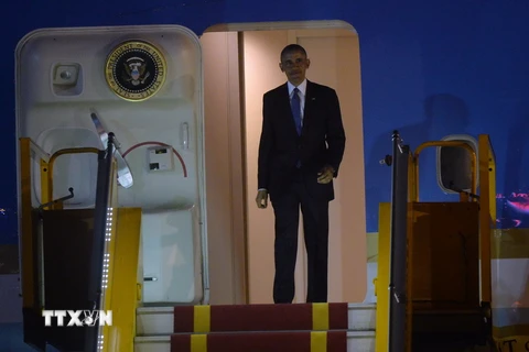 Tổng thống Barack Obama đến sân bay quốc tế Nội Bài. (Nguồn: AFP/TTXVN) 