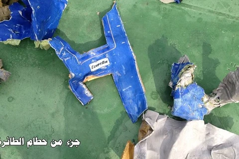 Mảnh vỡ của máy bay EgyptAir được vớt lên từ Địa Trung Hải (Nguồn: Daily Mail)