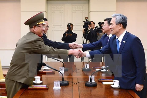 Một cuộc thảo luận giữa quan chức cấp cao hai miền Triều Tiên. (Ảnh: AFP/TTXVN)