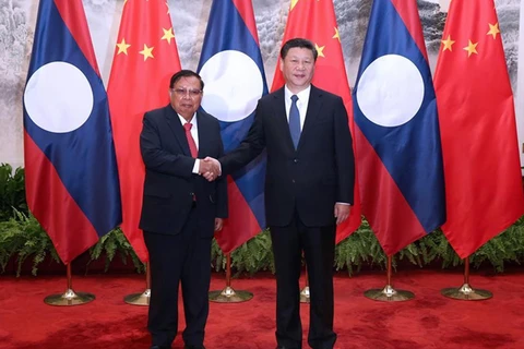 Chủ tịch Trung Quốc Tập Cận Bình (phải) và Chủ tịch Lào Bounnhang Vorachit. (Nguồn: Xinhua)
