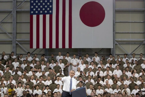 Tổng thống Mỹ Barack Obama trò chuyện với lực lượng quân đội Nhật Bản và Mỹ. (Nguồn: AP) 