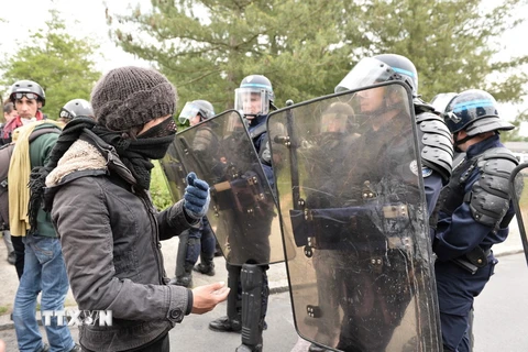Cảnh sát Pháp làm nhiệm vụ trong cuộc biểu tình của người dân tại Rennes ngày 26/5. AFP/TTXVN