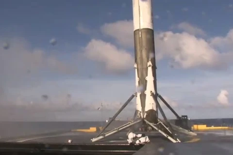 Tên lửa đẩy Falcon 9 đáp thành công xuống bệ đón. (Nguồn: SpaceX)
