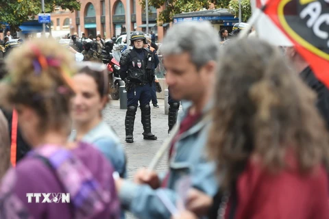 Cảnh sát Pháp làm nhiệm vụ trong cuộc biểu tình phản đối dự luật cải cách lao động của người dân tại Toulouse ngày 17/5. (Nguồn: AFP/TTXVN)