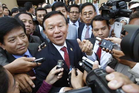 Phó Chủ tịch đảng Cứu nguy Dân tộc Campuchia (CNRP) Kem Sokha trả lời phỏng vấn báo chí. (Nguồn: voacambodia.com)