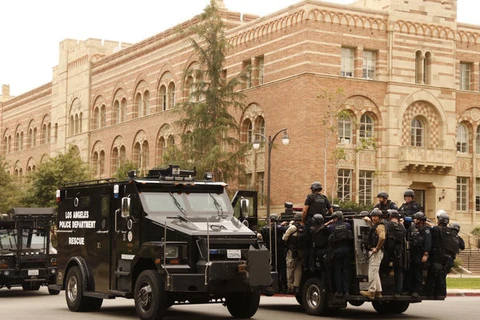 Cảnh sát bên ngoài hiện trường vụ xả súng. (Nguồn: Los Angeles Times)