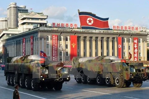 Tên lửa tầm trung Musudan của Triều Tiên trong lễ duyệt binh ở thủ đô Bình Nhưỡng tháng 10/2015. (Nguồn: Kyodo/TTXVN)