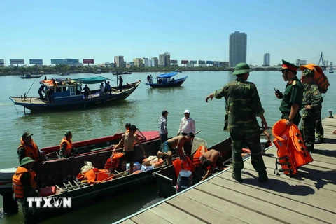 Các tàu thuyền thay phiên nhau tìm kiếm người bị nạn mất tích trên sông Hàn. (Ảnh: Trần Lê Lâm/TTXVN)
