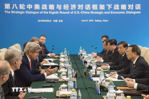 Ngoại trưởng Mỹ John Kerry và Ủy viên Quốc vụ Trung Quốc Dương Khiết Trì tại một phiên thảo luận. (Nguồn: AFP/TTXVN)