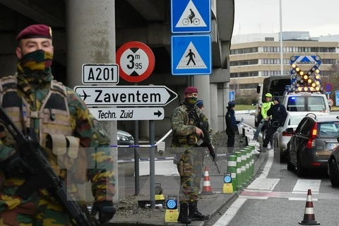 Cảnh sát và binh sỹ Bỉ gác tại lối vào sân bay Zaventem. (Nguồn: AFP/TTXVN)