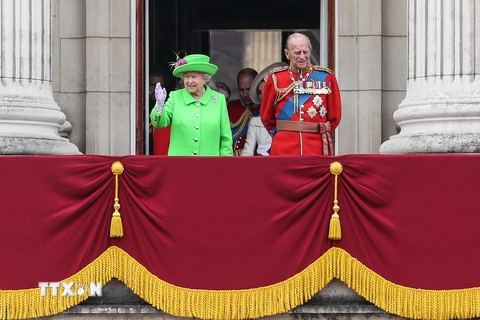 Nữ hoàng Anh Elizabeth II (trái) và Thái tử Philip tại ban công Cung điện Buckingham ngày 11/6. (Nguồn: THX/TTXVN)