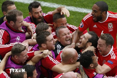 Các cầu thủ Xứ Wales ăn mừng chiến thắng trước Slovakia. (Nguồn: EPA/TTXVN)