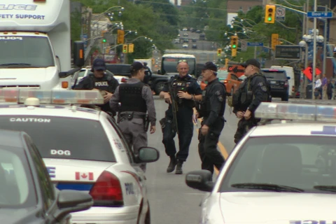 Cảnh sát phong tỏa bên ngoài trường đại học Toronto. (Nguồn: CBC)