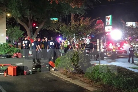 Cảnh sát làm nhiệm vụ tại hiện trường vụ xả súng ở Orlando, Florida, Mỹ. (Nguồn: EPA/TTXVN)