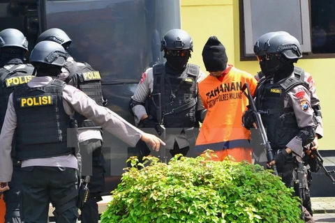 Cảnh sát áp giải một nghi phạm khủng bố ở Malang, Đông Java ngày 2/3. (Nguồn: AFP/TTXVN)