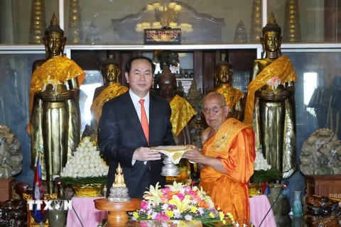 Chủ tịch nước Trần Đại Quang đến thăm Đại Tăng Thống Tep Vong ở chùa Unlanom. (Ảnh: Nhan Sáng/TTXVN)