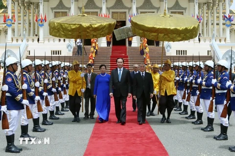 Quốc vương Campuchia Norodom Sihamoni chủ trì Lễ đón Chủ tịch nước Trần Đại Quang và Phu nhân. (Ảnh: Nhan Sáng/TTXVN)