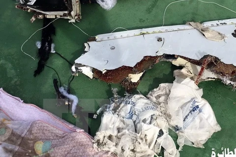 Mảnh vỡ và các vật dụng của máy bay MS804 được tìm thấy trên Địa Trung Hải ngày 21/5. (Nguồn: THX/TTXVN)