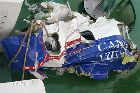 Mảnh vỡ của máy bay CASA-212 số hiệu 8983. (Ảnh: Hồng Pha/TTXVN)