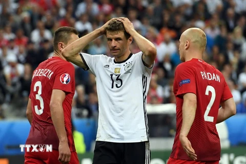 Thomas Mueller (giữa) trong trận đấu với Ba Lan. (Nguồn: AFP/TTXVN) 