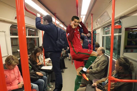 Ronaldo cố gắng tạo sự khác biệt trên tàu điện ngầm. (Nguồn: 101greatgoals)