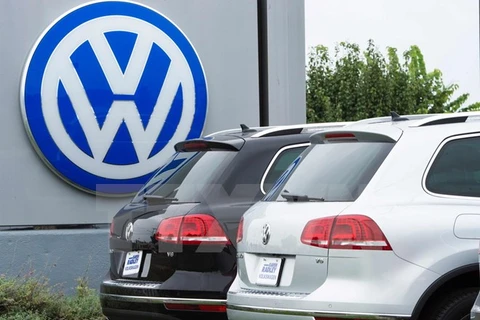 Logo hãng Volkswagen tại cửa hàng ở Woodbridge, Mỹ ngày 29/9/2015. (Ảnh: AFP/TTXVN)