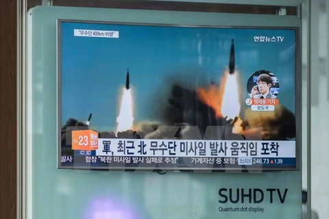 Bản tin về vụ phóng tên lửa của Triều Tiên được phát tại nhà ga ở thủ đô Seoul, Hàn Quốc ngày 22/6. (Nguồn: AFP/TTXVN)