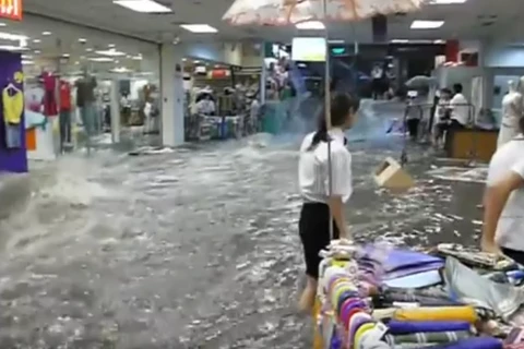 Nước mưa tràn vào trung tâm thương mại. (Nguồn: Shanghaiist)