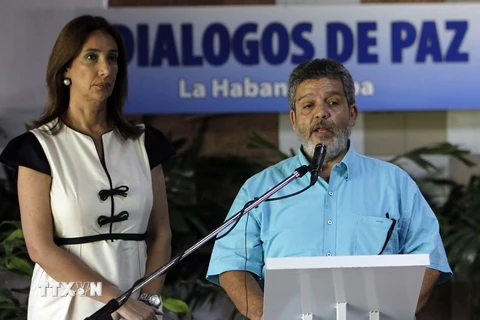 Đại diện Chính phủ Colombia Marcela Duran (trái) và Đại diện FARC Luis Alberto Alban trong cuộc họp báo. (Nguồn: EPA/TTXVN)