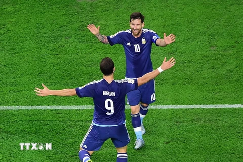 Gonzalo Higuain ăn mừng bàn thắng cùng đồng đội Lionel Messi trong trận đấu với tuyển Mỹ. (Nguồn: AFP/TTXVN)