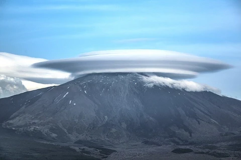 Đám mây có hình thù kì lạ trên đỉnh núi Etna. (Nguồn: CCTV)