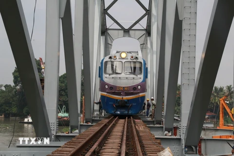 Các đoàn tàu đi và đến ga Sài Gòn đã chính thức được nối lại sau khi cầu Ghềnh thông tàu. (Ảnh: Sỹ Tuyên/TTXVN)