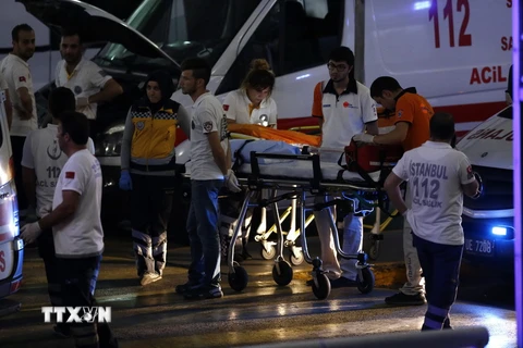 Nhân viên y tế làm nhiệm vụ tại hiện trường vụ tấn công. (Nguồn: EPA/TTXVN)