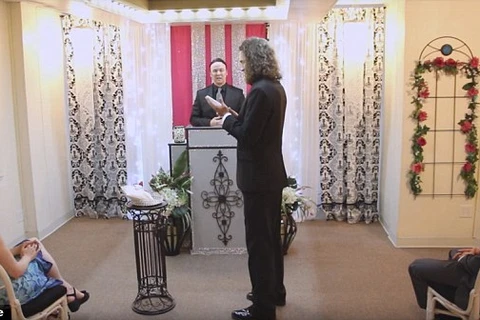 Chú rể Aaron đọc lời tuyên thệ trong lễ kế hôn. (Nguồn: YouTube)