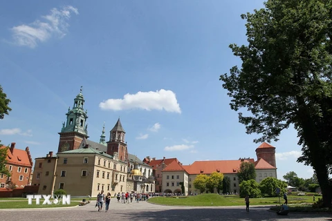 Cảnh quan tiêu biểu nhất của cố đô Krakow chính là tòa lâu đài tráng lệ của các nhà vua được xây dựng vào thế kỷ XIV. (Ảnh: Quang Hải/TTXVN)