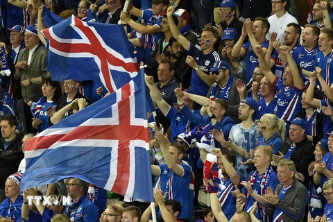 Cổ động viên Iceland theo dõi trận đấu giữa Iceland và Bồ Đào Nha. (Nguồn: AFP/TTXVN)