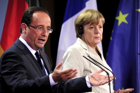 Tổng thống Pháp Francois Hollande và Thủ tướng Đức Angela Merkel. (Nguồn: Russia-insider.com)