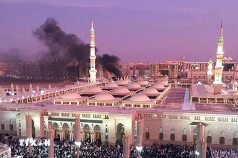 Khói bốc lên sau vụ nổ ở nhà thờ Nhà tiên tri Mohammed thuộc Medina ngày 4/7. (Nguồn: EPA/TTXVN)