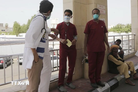 Nhân viên y tế đeo khẩu trang phòng chống MERS tại bệnh viện ở thành phố Jeddah ngày 22/4. (Nguồn: AFP/TTXVN)