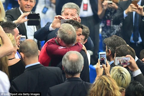 Ronaldo ôm chặt người thầy cũ. (Nguồn: Getty)