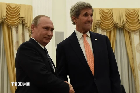 Ngoại trưởng Mỹ John Kerry (phải) hội kiến Tổng thống Nga Vladimir Putin tại Moskva ngày 15/7. (Nguồn: AFP/TTXVN)