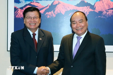 Thủ tướng Chính phủ Nguyễn Xuân Phúc gặp Thủ tướng Lào Thongloun Sisoulith. (Ảnh: Thống Nhất/TTXVN)