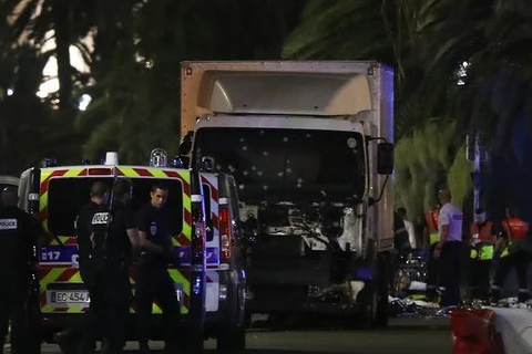 Kính lái chiếc xe tải chi chít vết đạn (Nguồn: AFP)