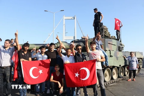 Cảnh sát và những người ủng hộ Tổng thống Recep Tayyip Erdogan tập trung trên cây cầu Bosphorus ở Istanbul sau khi Chính phủ đập tan âm mưu đảo chính. (Nguồn: EPA/TTXVN)